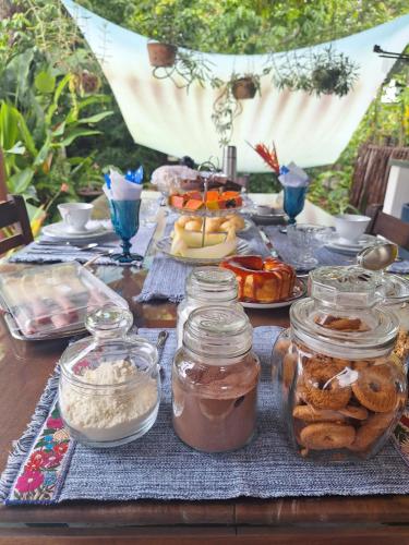 サントアンドレにあるPousada PraiAmarの食品クッキーの入ったテーブル