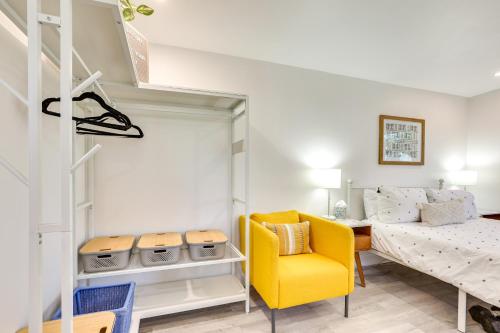 1 dormitorio con litera y silla amarilla en Uptown Phoenix Studio Casita with Outdoor Pool! en Phoenix