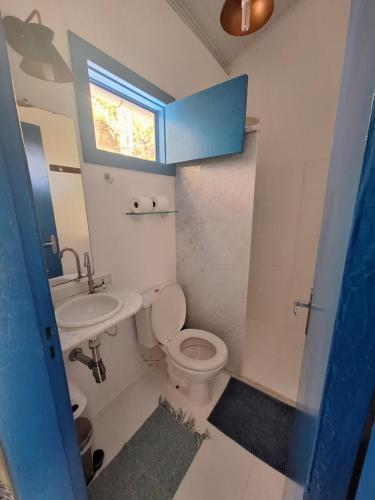 La petite salle de bains est pourvue de toilettes et d'un lavabo. dans l'établissement Pousada PraiAmar, à Santo André