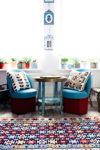 a living room with two chairs and a table at Przystanek w kolorach świata in Jelenia Góra