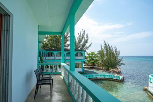 モンテゴ・ベイにあるOcean View King Room at Sahara Hotelの家のバルコニーから見える海の景色