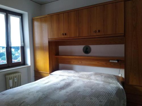 - une chambre avec un lit et une armoire en bois dans l'établissement Scopello Vacanze, à Scopello
