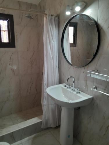 的住宿－Rodeo suite，一间带水槽和镜子的浴室