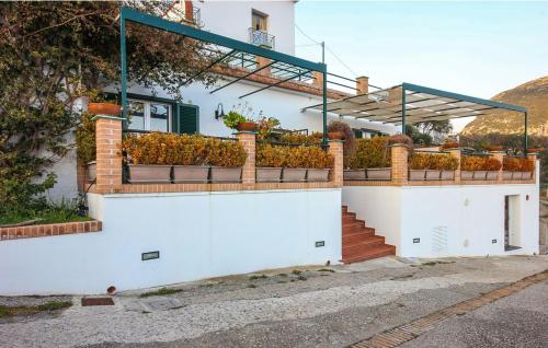 Cette maison blanche dispose d'un balcon avec des plantes. dans l'établissement Casa Gabriella, à Vietri