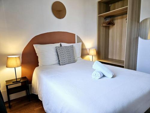 une chambre avec un lit blanc avec deux oreillers dans l'établissement The Theodora Suite - Duke Housing, à Vitry-sur-Seine