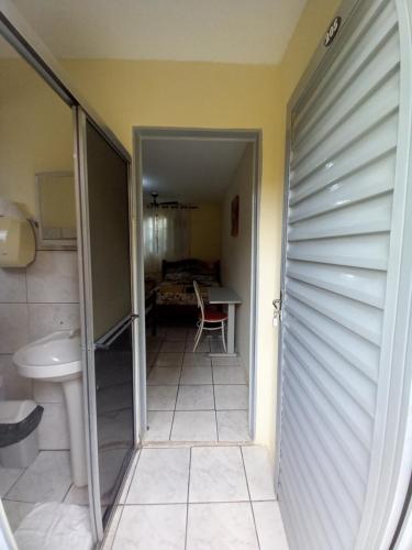 a bathroom with a shower and a toilet and a sink at Hotel em SBO - Centro in Santa Bárbara dʼOeste