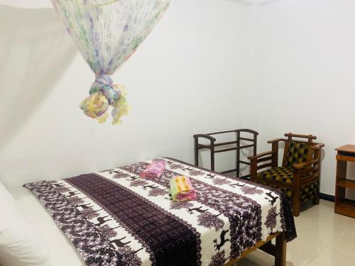 um quarto com uma mesa com um cobertor em Hotel Randiya em Nallathanniya
