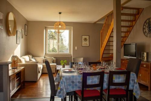 - une salle à manger avec une table, des chaises et un canapé dans l'établissement Ti Ar Mor/VUE MER/WIFI, à Crozon