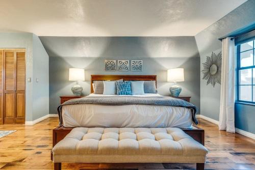 ein Schlafzimmer mit einem Bett und einer Bank darin in der Unterkunft Home w 5BR, Pool, Hot Tub, Gameroom, near Strip in Las Vegas