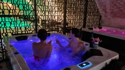 two people in a jacuzzi tub in a room at Château de Jallanges & Spa à Vouvray - 1h de spa incluse par jour in Vouvray