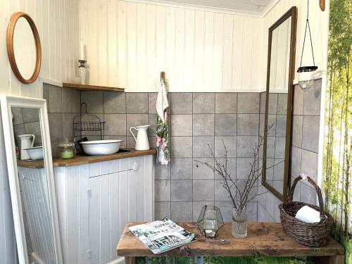 uma cozinha com uma mesa e um espelho na parede em Holiday home VIKBOLANDET III em Arkösund
