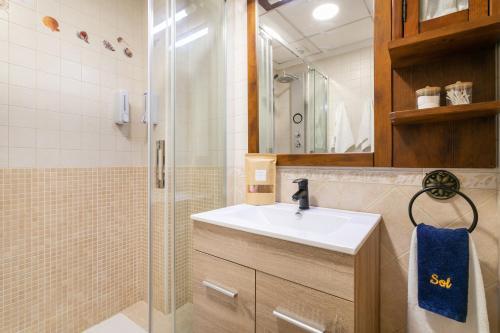 een badkamer met een wastafel en een douche bij Legado Marino in Santa Pola
