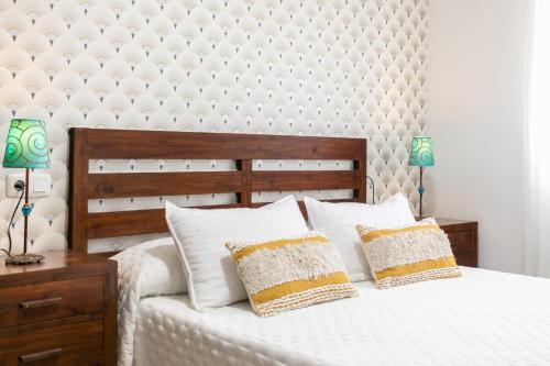 una camera con un letto bianco e 2 lampade di Legado Marino a Santa Pola