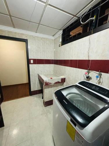 a bathroom with a sink and a washing machine at Departamento Torre Azul in Cuenca