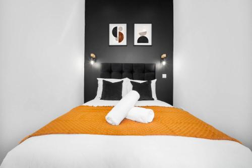 - une chambre avec un lit et deux oreillers dans l'établissement Stylish Apartment with Free Wifi & Netflix 49aG, à Rowley Regis