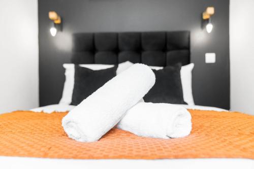 Ένα ή περισσότερα κρεβάτια σε δωμάτιο στο Stylish Apartment - Free Wifi & Netflix - On Street Parking - Double Bed - 49aG