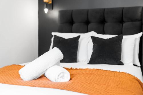 Ένα ή περισσότερα κρεβάτια σε δωμάτιο στο Stylish Apartment - Free Wifi & Netflix - On Street Parking - Double Bed - 49aG