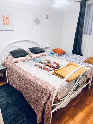 une chambre avec un lit avec des serviettes dessus dans l'établissement Maison accueillante à Vigneux-sur-Seine avec parking privé, à Vigneux-sur-Seine