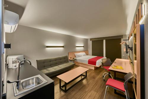 Кровать или кровати в номере City Express Junior by Marriott Puebla Angelopolis