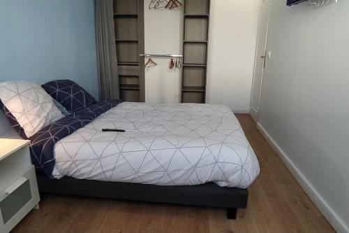 Ένα ή περισσότερα κρεβάτια σε δωμάτιο στο Parisian Cosy flat with Balcony