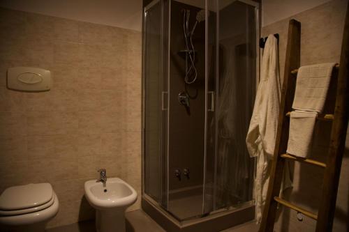la Breda في كورتي فرانكا: حمام مع دش ومرحاض ومغسلة