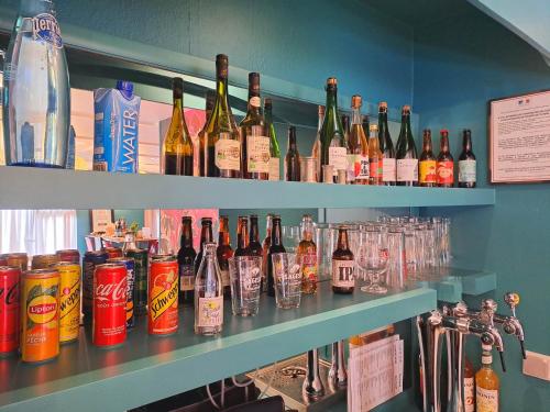 półka wypełniona butelkami alkoholu w obiekcie KYRIAD HONFLEUR - La Riviere Saint Sauveur w mieście Honfleur