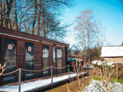 małą drewnianą kabinę ze śniegiem na ziemi w obiekcie Außerhalb2 - Übernachten im Tipi w mieście Weisel