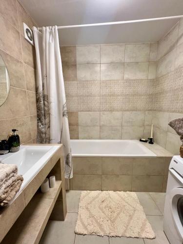 a bathroom with a tub and a sink at Центр. Вул. С. Крушельницької. 2 кімнати in Ternopilʼ