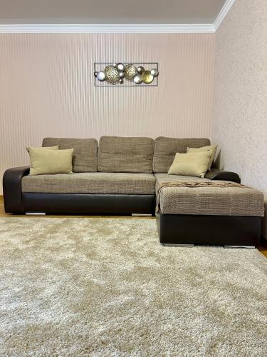 a living room with a couch and a rug at Центр. Вул. С. Крушельницької. 2 кімнати in Ternopilʼ