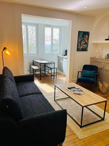 a living room with a couch and a table at Opal'House Face aux Remparts in Boulogne-sur-Mer