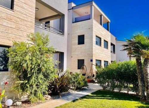 Κήπος έξω από το Apartments THE BEACH RESORT VIR