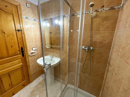 a bathroom with a shower and a sink at Apartamentos Costa Azahar 3000 in Alcossebre