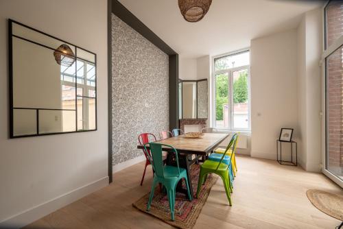 une salle à manger avec une table et des chaises dans l'établissement Maison Plaine Images - COLODGE, à Roubaix
