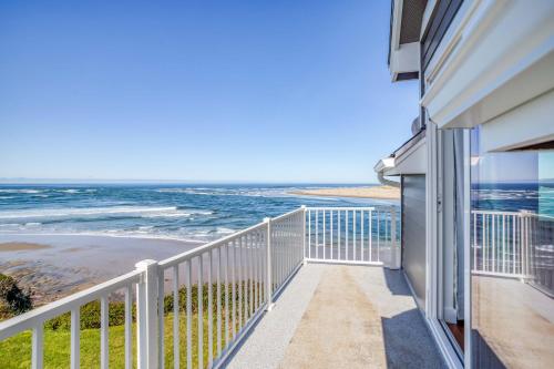 a balcony with a view of the ocean at Walters Waldport in Waldport