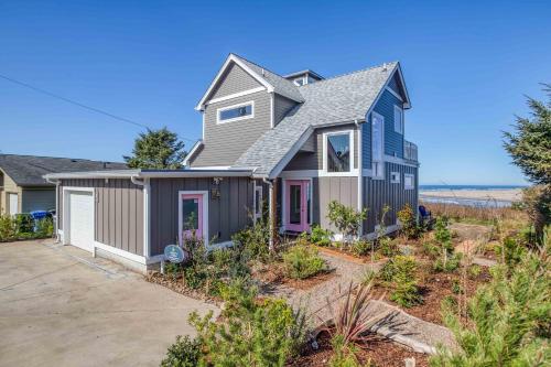 a gray house with pink doors at Walters Waldport in Waldport