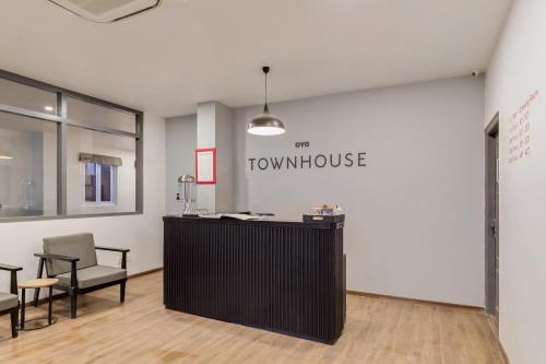 a room with a table and chairs in a room at OYO Townhouse 093 Ramamurthy Nagar Near Baiyappanahalli Metro Station in Bangalore