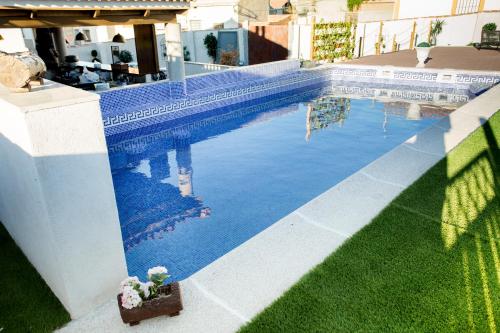 una piscina en un patio con una casa en Posada Real by Alterhome, en Velayos