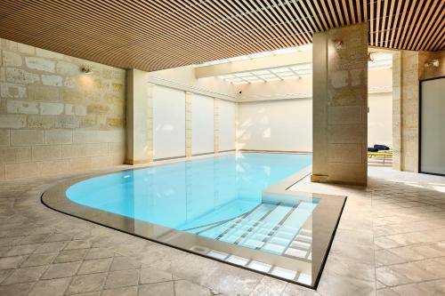 - une grande piscine dans un bâtiment avec piscine dans l'établissement Maison Heym Bordeaux, à Bordeaux