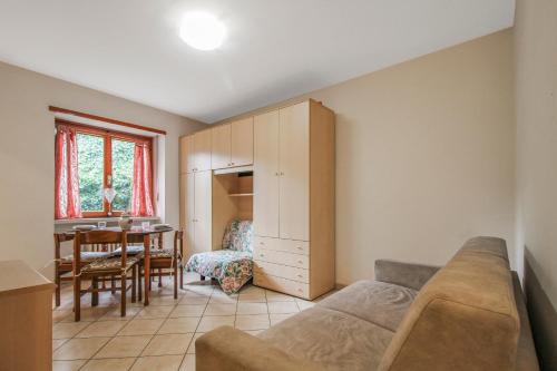 uma sala de estar com um sofá e uma mesa em Appartamento Pallin - Affitti Brevi Italia em Aosta
