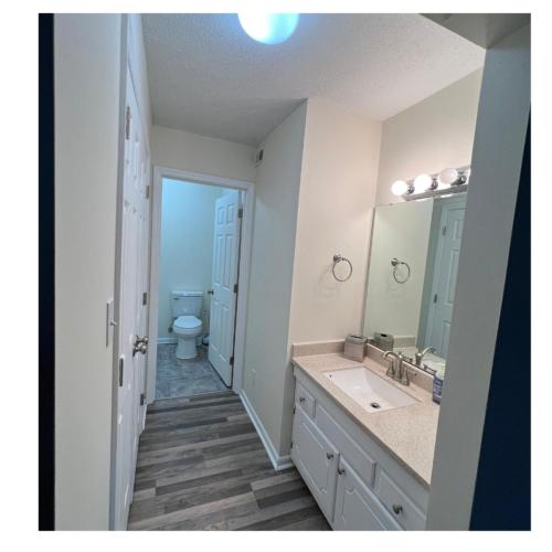 Ένα μπάνιο στο Condo Comforts of HOMME