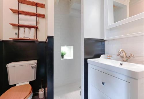 une salle de bain avec toilettes et lavabo dans l'établissement MyKeypers - Fantastic Designed Parisan LOFT 2BR/6P- Le Marais, à Paris