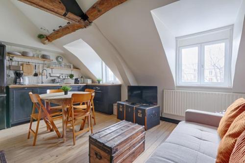 une cuisine et un salon avec une table et un canapé dans l'établissement MyKeypers - Fantastic Designed Parisan LOFT 2BR/6P- Le Marais, à Paris