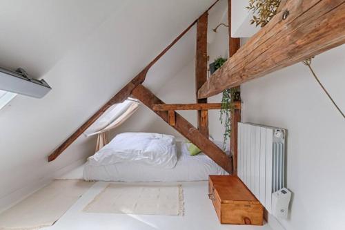 une chambre avec un lit dans un grenier dans l'établissement MyKeypers - Fantastic Designed Parisan LOFT 2BR/6P- Le Marais, à Paris