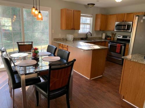 kuchnia ze stołem i krzesłami oraz kuchnia z blatem w obiekcie Peaceful Hideaway Fully Stocked Entire Home w mieście Concord