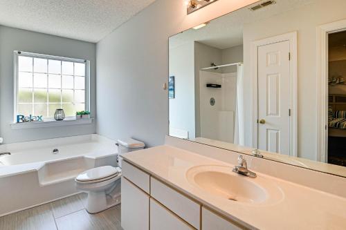 Murrells Inlet Condo with Pool Access, Near Beach! في ميرتل بيتش: حمام مع حوض ومرحاض ومرآة