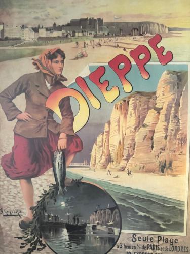 une affiche d'une femme avec un poisson sur une plage dans l'établissement la campagne en ville, à Dieppe