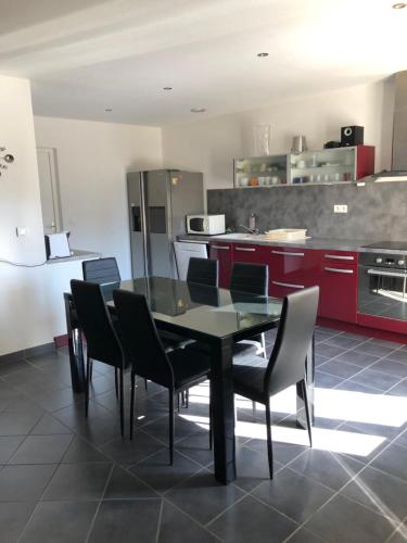 une salle à manger avec une table et des chaises dans une cuisine dans l'établissement Villa T3 5p de 85m² avec jardin à CALVI, à Calvi