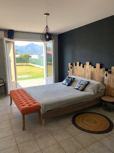 une chambre avec un grand lit et une grande fenêtre dans l'établissement Villa T3 5p de 85m² avec jardin à CALVI, à Calvi