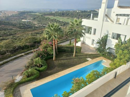 een luchtzicht op een villa met een zwembad bij PENTHOUSE and ENTERTAINMENT VENUE with AMAZING VIEWS in the Finca Cortesin complex in Casares