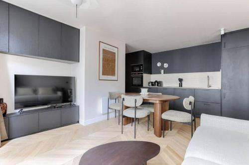 une cuisine et un salon avec une table et des chaises dans l'établissement MyKeypers - Luxury & Design Flat 1BR/4P- Bastille, à Paris